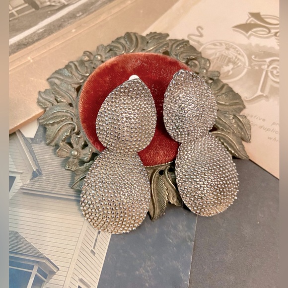 Lg Vintage Silver Tone Raindrop Textured Statement Clip on Earrings - Picture 1 of 15